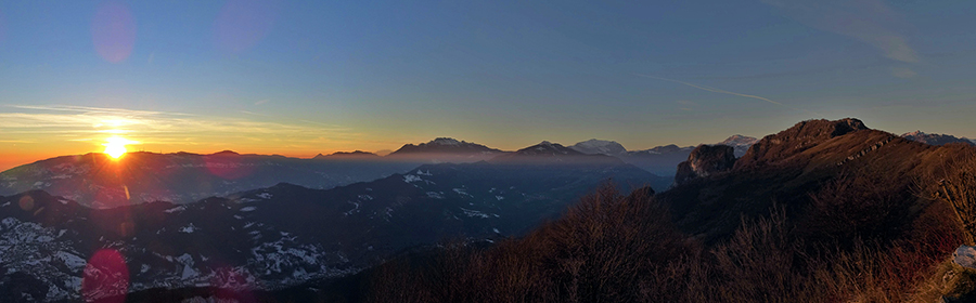 Luci e colori del tramonto in Linzone dal Pizzo Cerro (1285 m) verso Castel Regina (1424 m)
